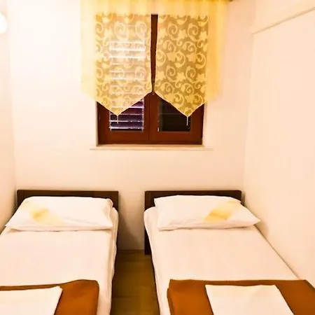 Guest house Viktor Rogoznica 3*