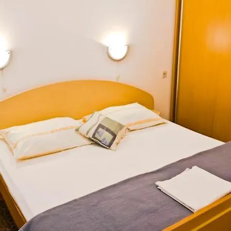 Guest house Viktor Rogoznica