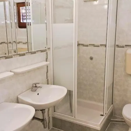 Guest house Viktor Rogoznica 3*